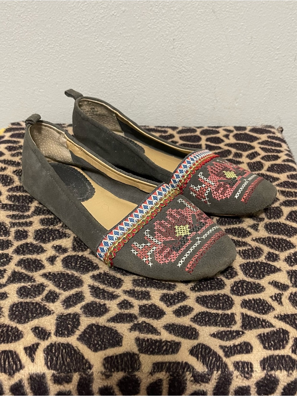 Latigo Basia Suede Slip On Loafers Suede Embroidered Gray Flawed Womens 10